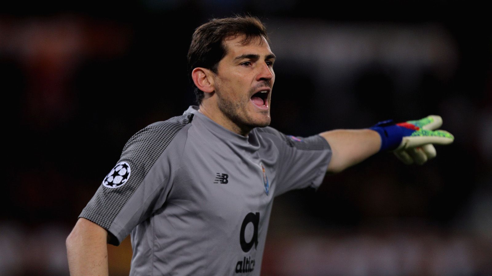 
                <strong>Iker Casillas (Herzinfarkt)</strong><br>
                Spaniens Torwart-Ikone Iker Casillas hing die Handschuhe im Winter 2020 endgültig an den Nagel. Im Mai 2019 hatte der Welt- und Europameister im Training mit dem FC Porto einen Herzinfarkt erlitten, pausierte seitdem. "San Iker" verkündete seinen Rücktritt damals via Twitter. Es sei kein trauriger Tag, schrieb er. "Denn ich bin ein Glückspilz, mich beruflich dem widmen zu können, was mich glücklich macht, und es so weit geschafft zu haben." Casillas hatte 1999 als 18-Jähriger für Real Madrid debütiert. Mit den Königlichen gewann er fünf Meisterschaften, zweimal den Pokal und dreimal die Champions League. Hinzukamen zwei EM-Titel (2008, 2012) und der WM-Triumph 2010 mit der spanischen Nationalmannschaft. Casillas wurde außerdem fünfmal zum Welttorhüter gewählt.
              