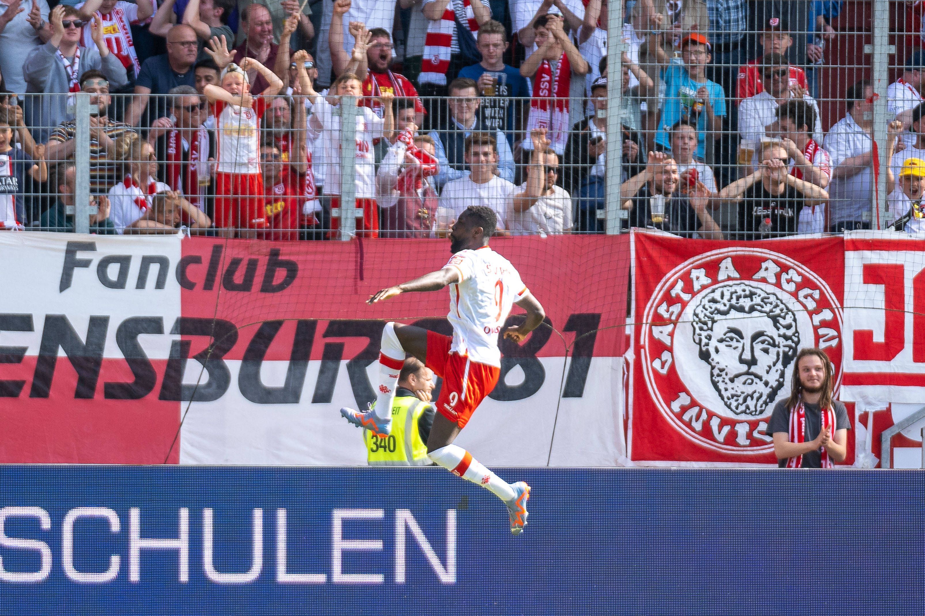 
                <strong>4. Hallo, Fußball-Wunder?</strong><br>
                Dann der Regensburg-Doppelschlag! Die Regensburger sind schon vor der Partie sicher abgestiegen, spielen ohne Druck vor heimischem Publikum groß auf. Stürmer Prince Osei Owuso trifft in der 51. Minute zum 1:0 und erhöht in der 56. Minute auf 2:0 gegen Heidenheim. Weil der HSV parallel immer noch 1:0 führt, rutscht Heidenheim auf den Relegationsplatz ab.
              