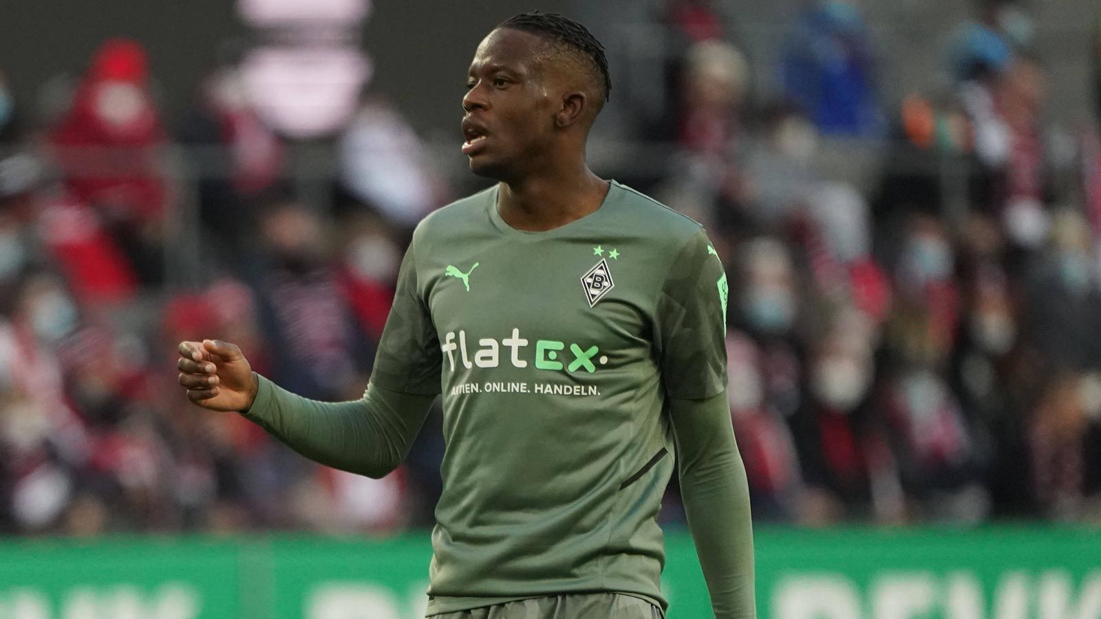 
                <strong>Denis Zakaria </strong><br>
                Auch bei Denis Zakaria stehen die Zeichen auf Abschied. Und das schön länger. Nun ist aber offenbar klar, dass der Schweizer keinen neuen Vertrag in Gladbach unterschreiben wird. Das berichtet die "Sport Bild". Um den 25-Jährigen im Sommer 2022 nicht ablösefrei zu verlieren, sind die "Fohlen" wohl auch bereit, Zakaria für kleines Geld im Winter zu verkaufen. Im Raum steht eine Summe von sieben Millionen Euro. Groß umziehen müsste Zakaria aber wohl nicht. Als momentan wahrscheinlichstes Ziel gilt Borussia Dortmund. Dort würde, der 2017 von den Young Boys Bern gekommene Mittelfeldspieler mit Marco Rose auf seinen alten Trainer aus Gladbacher Zeiten treffen.
              