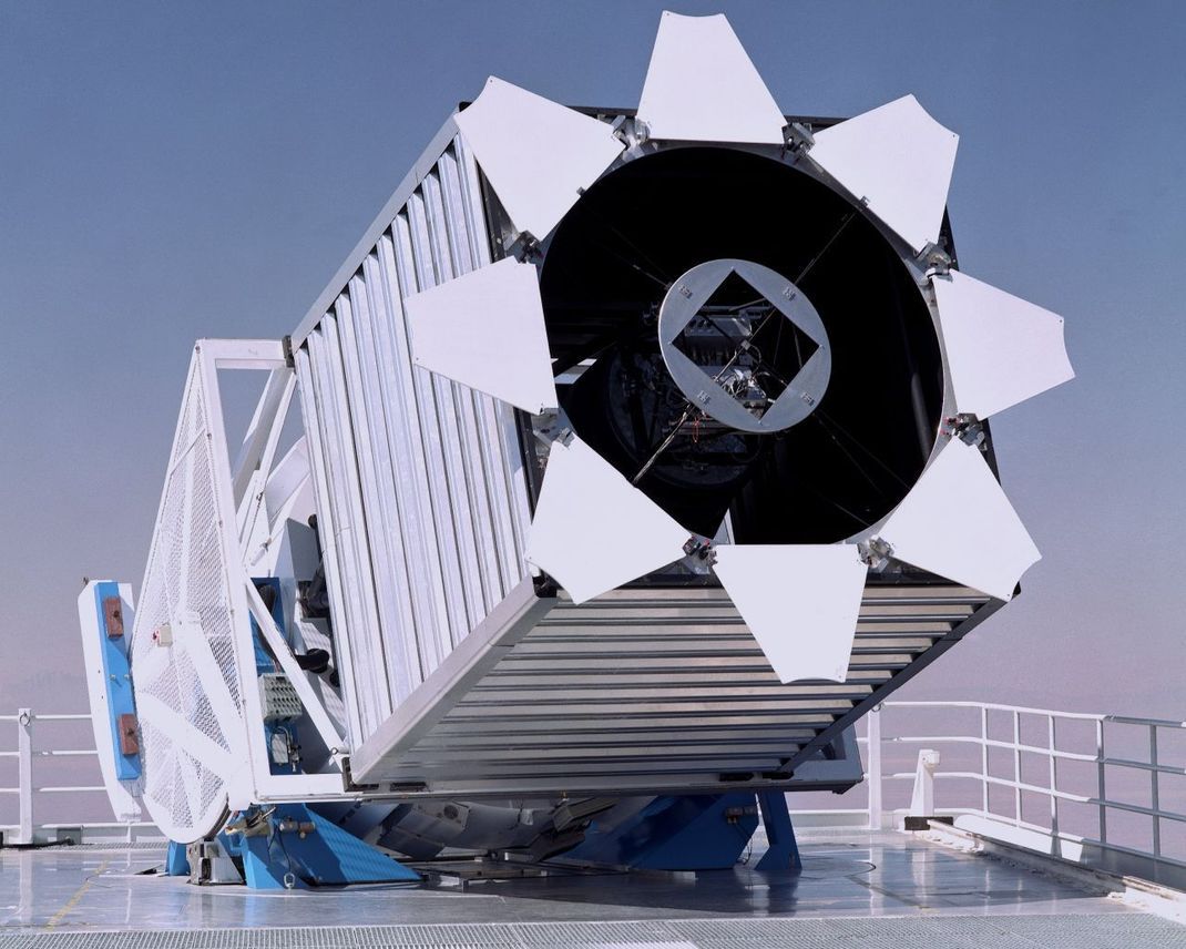 Der Spiegel des SDSS-Teleskops ist zwar "nur" 2,5 Meter groß. Dafür kann er über eine spezielle Anordung seiner Sensoren viele Objekte in einem riesigen Gebiet im All gleichzeitig beobachten.