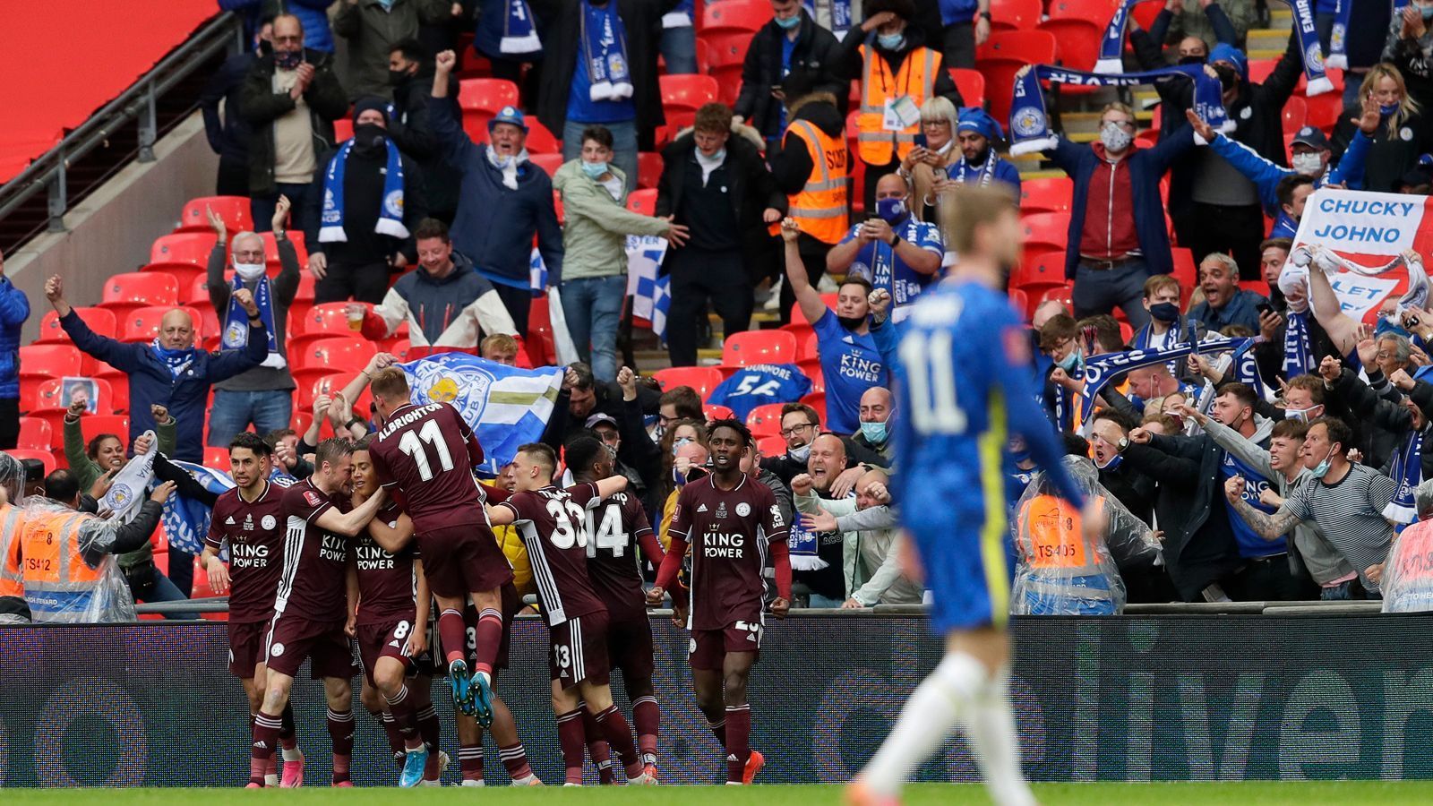
                <strong>Die besten Bilder zum FA-Cup-Finale</strong><br>
                Leicester City ist FA-Cup-Sieger 2021. Die "Foxes" bezwangen den FC Chelsea in einem emotionalen Endspiel im Londoner Wembleystadion mit 1:0. 21.000 Fans feierten den Triumph von Leicester mit.
              