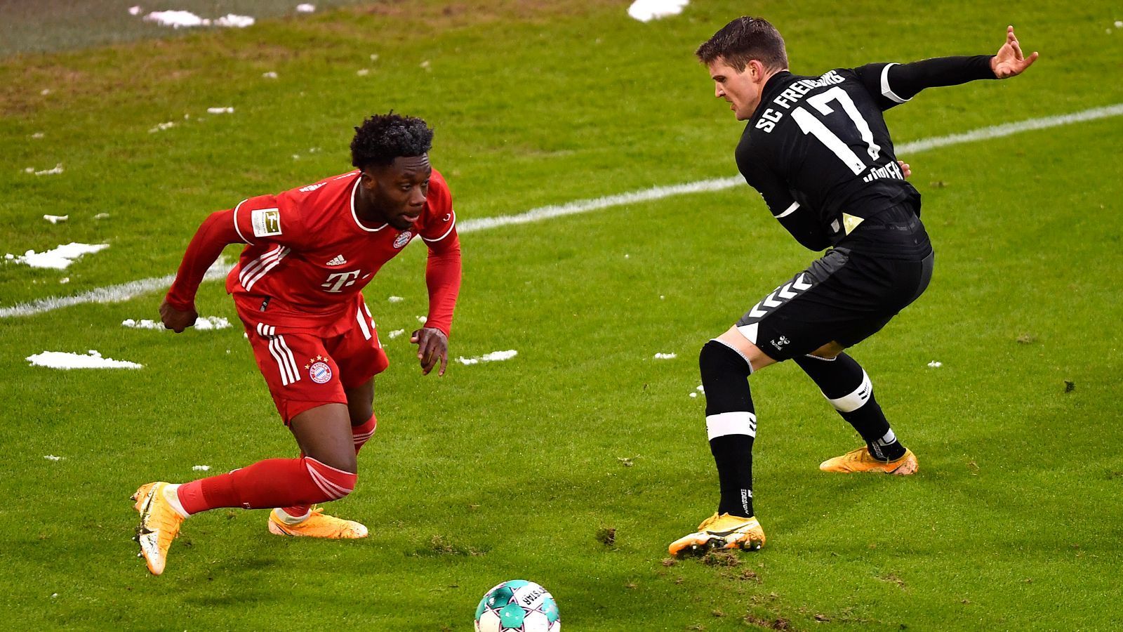 
                <strong>Alphonso Davies</strong><br>
                Sorgt mit seinen langen Läufen über die linke Seite immer wieder für Entlastung. Verliert jedoch in der Vorwärtsbewegung ein ums andere Mal den Ball. Legt den Ball bei Lewandowskis Lattentreffer mustergültig in die Mitte. Beim Ausgleich von Petersen verliert er den Stürmer aus den Augen. ran.de-Note: 3
              