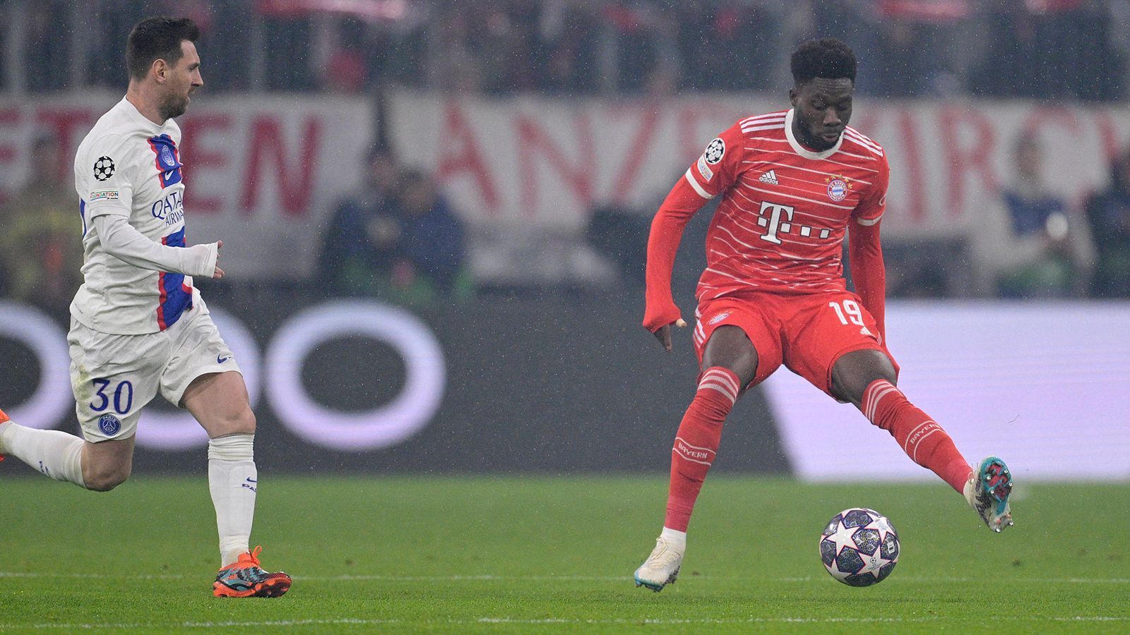 
                <strong>Alphonso Davies (FC Bayern München)</strong><br>
                Zu oft nicht eng genug bei Hakimi, kann das aber immer wieder mit seiner Schnelligkeit wettmachen. Viel Licht und Schatten beim Kanadier, der schonmal präsenter war. Beißt sich Stück für Stück im Privat-Duell mit Hakimi an die Führungsposition. ran-Note: 3
              