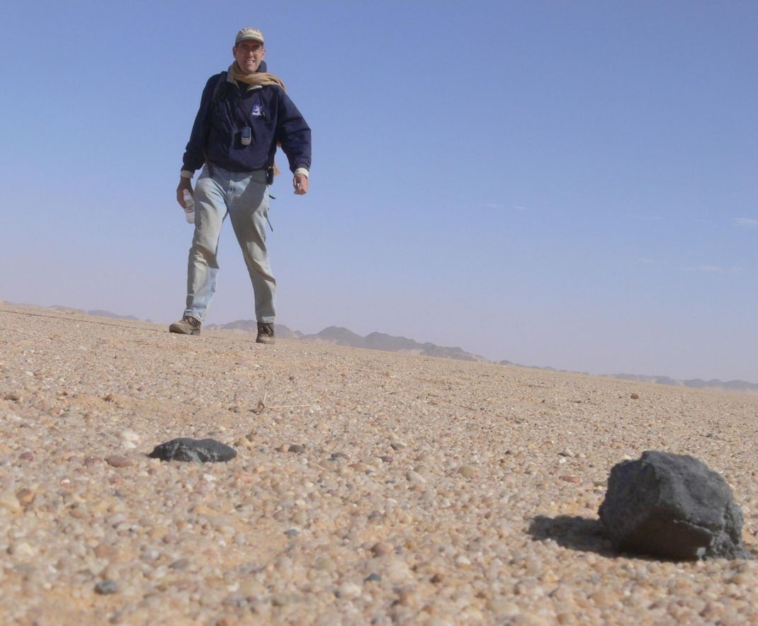 Aus dem gleichen Grund wie in der Antarktis finden sich Meteoriten auch in Sandwüsten. Die dunklen Bruchstücke aus dem Weltraum heben sich dort gut von ihrer helleren Umgebung ab. So fand der Wissenschaftler Peter Jenniskens 2008 einen SUV-großen Meteoriten in der Sahara. 
