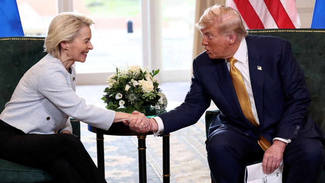Mit einem Handschlag besiegeln US-Präsident Donald Trump und EU-Kommissionspräsidentin Ursula von der Leyen das neue Handelsabkommen. 