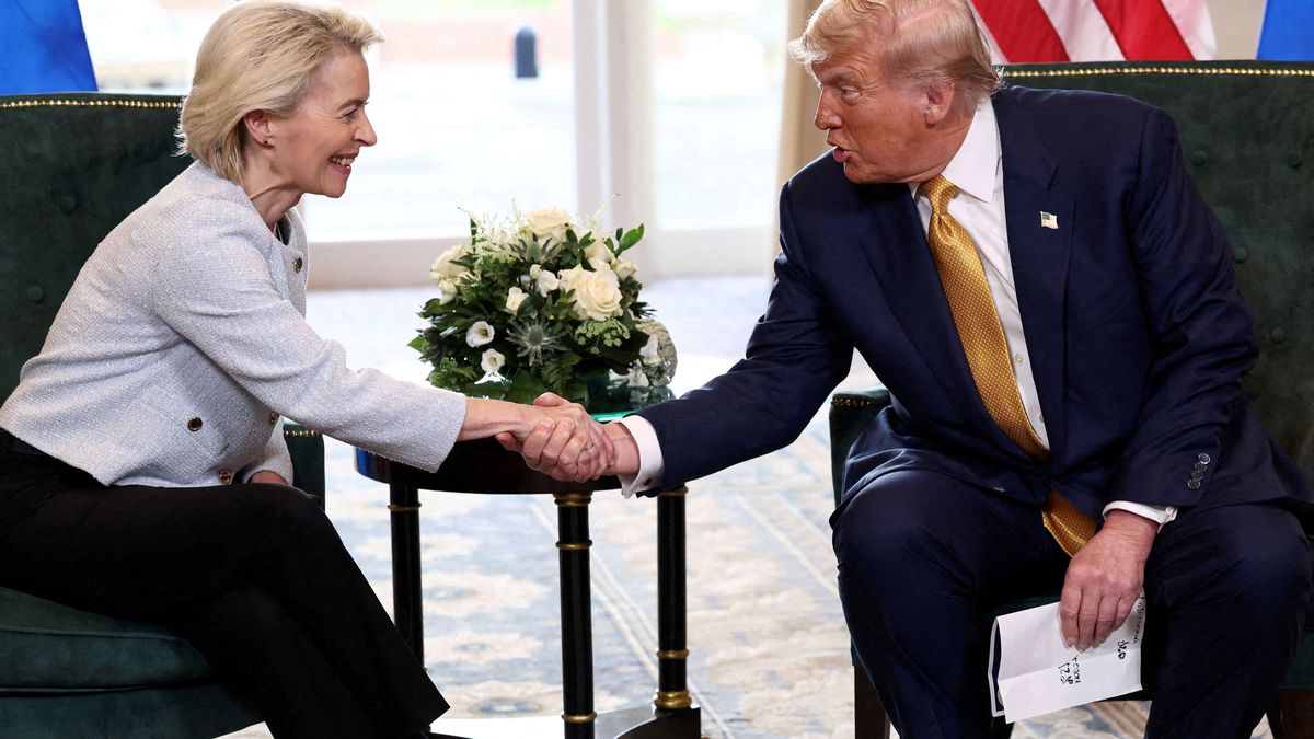 Mit einem Handschlag besiegeln US-Präsident Donald Trump und EU-Kommissionspräsidentin Ursula von der Leyen das neue Handelsabkommen. 