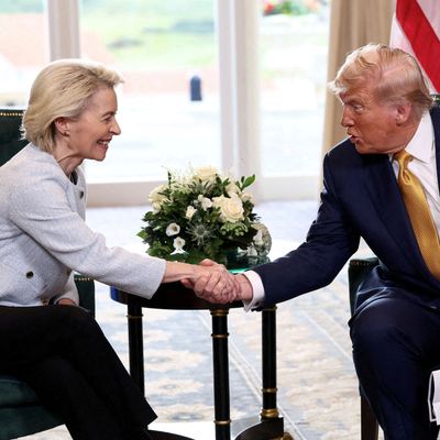 Mit einem Handschlag besiegeln US-Präsident Donald Trump und EU-Kommissionspräsidentin Ursula von der Leyen das neue Handelsabkommen. 