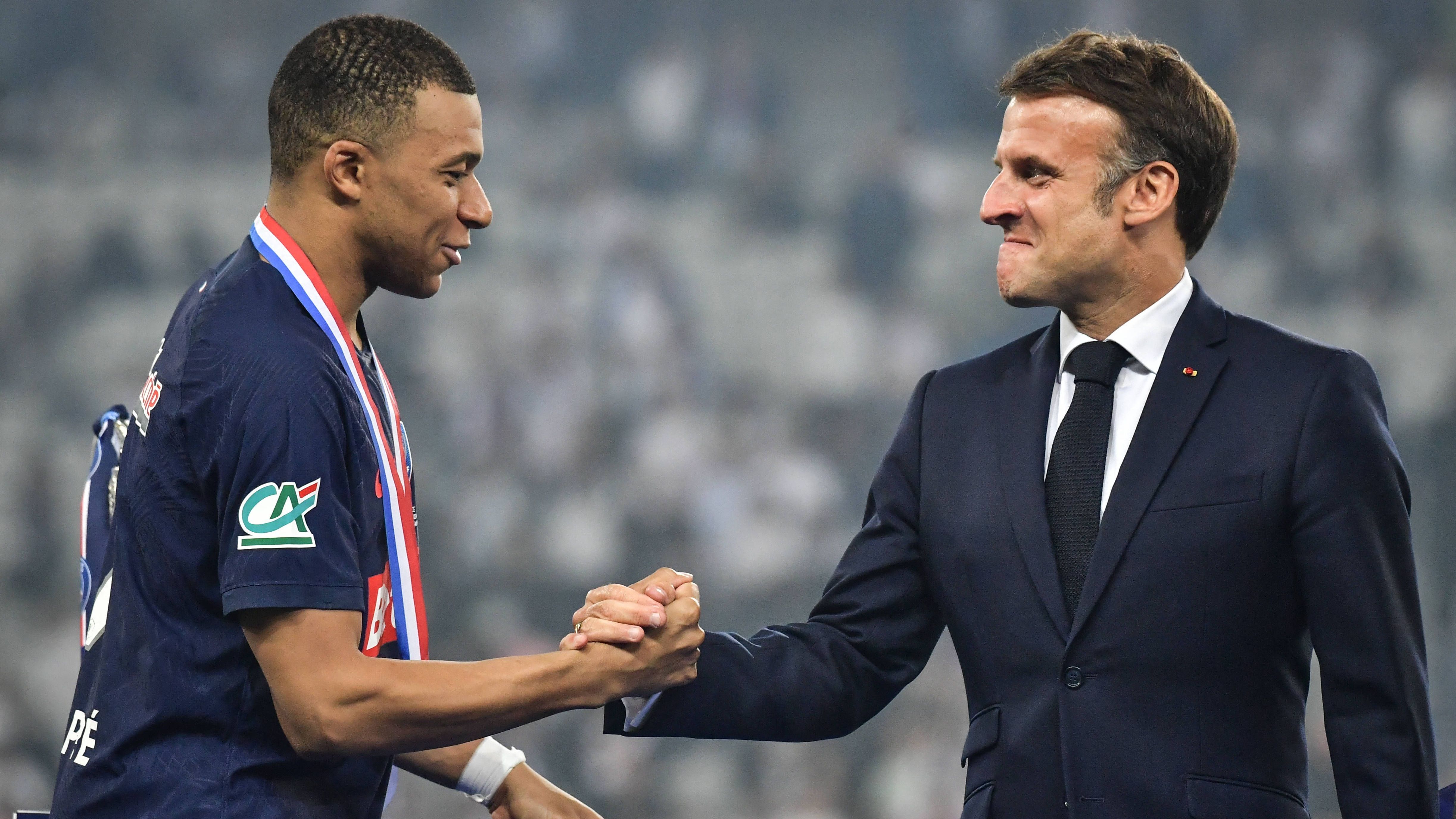 <strong>Paris Saint-Germain&nbsp;(Abgänge)<br></strong>Der Verlust von Weltstar Kylian Mbappe reißt ein nicht zu stopfendes Loch ins Kadergefüge, so viel ist klar. Dass der Ballon d'Or-Anwärter ablösefrei geht, muss PSG im speziellen nicht großartig jucken, hinterlässt aber trotzdem einen faden Beigeschmack. Ansonsten entledigte sich PSG nur von Altlasten wie Renato Sanches, Keylor Navas oder Layvin Kurzawa - Nichts bedeutsames.