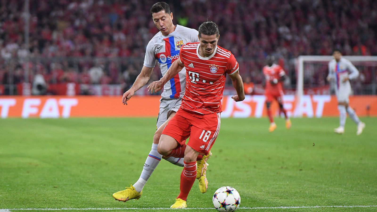 
                <strong>Marcel Sabitzer</strong><br>
                Ermöglicht durch seinen Ballverlust gegen Lewandowski in der neunten Minute die erste Großchance für Barca. Gibt ansonsten den zuverlässigen Defensiv-Handwerker und hält dem etwas offensiver agierenden Kimmich den Rücken frei. Verpasst nach einer halben Stunde mit seinem Fernschuss das Tor nur knapp. Wird zur Halbzeit durch Leon Goretzka ersetzt. ran-Note: 3
              