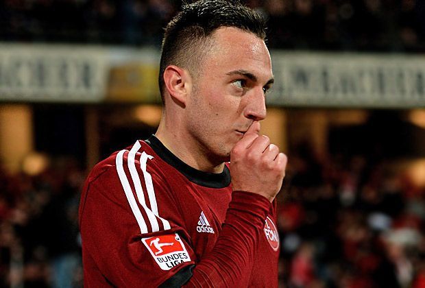 
                <strong>Platz drei: Josip Drmic - 16 Tore</strong><br>
                Dank Josip Drmic darf der 1. FC Nürnberg noch auf den Klassenerhalt hoffen - ohne die 16 Tore des Schweizer Nationalspielers wäre der Club wahrscheinlich schon längst abgestiegen. Allerdings: Der 21-Jährige kriselt etwas und traf zuletzt am 28. Spieltag.
              