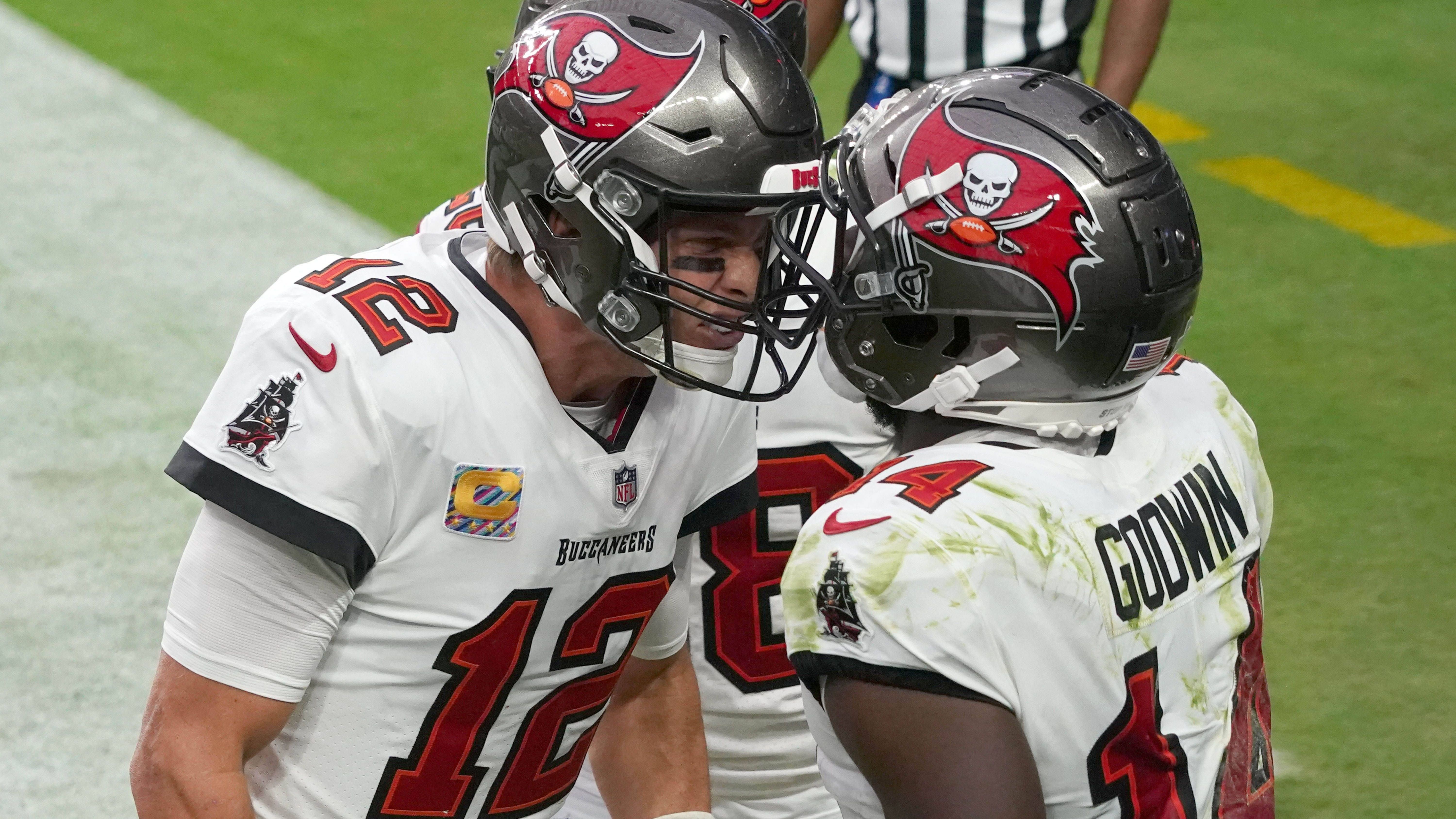 <strong>Tom Brady (12)</strong><br>Zumindest offiziell für lau bekam Tom Brady seine 12 nach seinem Wechsel zu den Tampa Bay Buccaneers 2020 von Chris Godwin (r.). Der Wide Receiver erklärte den Schritt später mit einer Frage des Respekts. Zugleich sagte er bei "SiriusXM NFL Radio" auch: "Ich hoffe, dass in einer ähnlichen Situation ein junger Kerl mir ebenso den Respekt erweisen und mir die Nummer geben würde."