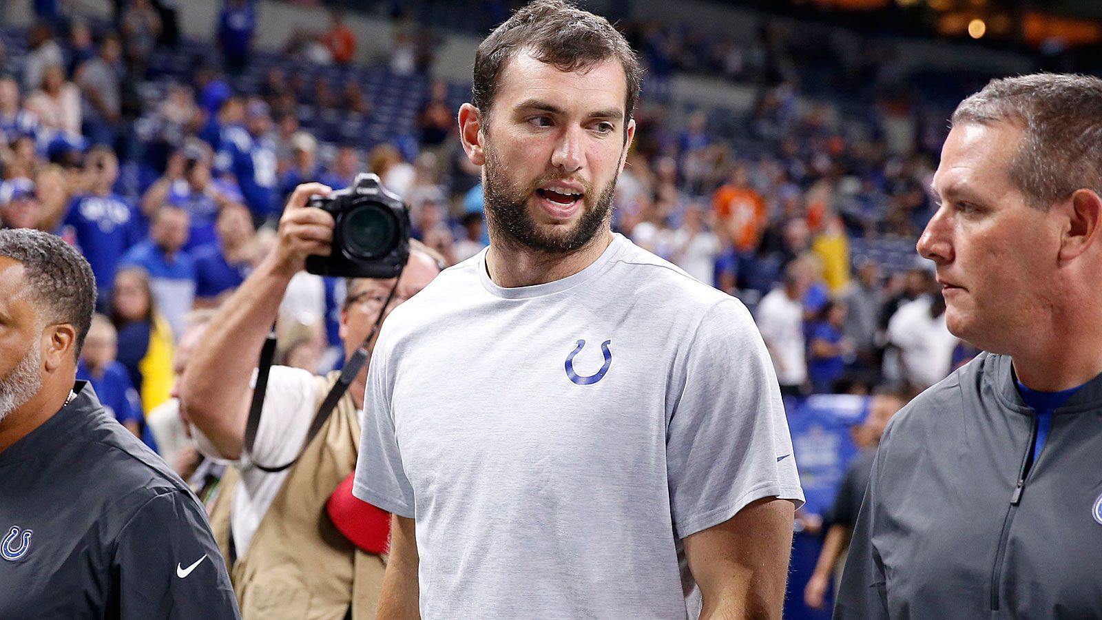 
                <strong>Andrew Luck (Rücktritt mit 29 Jahren)</strong><br>
                Wenige Wochen vor seinem 30. Geburtstag zog Andrew Luck einen Schlussstrich unter seine so vielversprechende Karriere, die damit ohne Super-Bowl-Teilnahme endet. Letztlich gaben die Schmerzen, die den Quarterback der Indianapolis Colts offenbar seit Jahren begleiten, den Ausschlag. Der First-Overall-Pick des Draft 2012 sprach von "der schwersten Entscheidung meines Lebens", es sei jedoch "die richtige Entscheidung für mich". Weiter gab er Einblick in ein Sportlerleben voller Verletzungen, Schmerzen und Rehamaßnahmen. Aus diesem Teufelskreis brach der auch in Deutschland aufgewachsene Playmaker nun aus. Vor allem die Schultern bereiteten immer wieder Probleme, zuletzt soll das Sprunggelenk gestreikt haben. Nun will sich Luck auf seine Familie konzentrieren und die Welt bereisen.
              