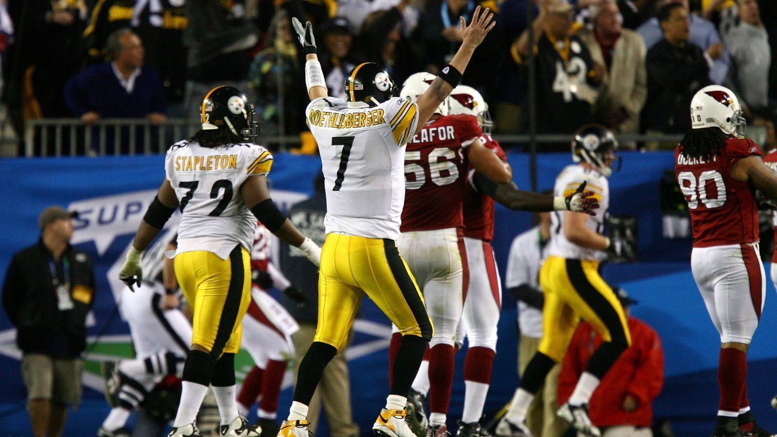 
                <strong>2008: Zweiter Super-Bowl-Sieg trotz schwächster Karriere-Saison</strong><br>
                Den zweiten Super-Bowl-Sieg erreichte Roethlisberger drei Jahre später. In der Saison 2008 lief für ihn jedoch wenig. Mit nur 17 Touchdowns und 15 Interceptions, dazu satten 14 Fumbles, spielte "Big Ben" individuell die mit Abstand schwächste Saison seiner Karriere. Dennoch reichte es zu zwölf Siegen und dem Super Bowl gegen die Arizona Cardinals. Das Spiel war auf mehrere Arten denkwürdig, nicht nur war es das letzte Spiel von Kommentatoren-Legende John Madden, sondern James Harrison erzielte mit einem 100-Yard-Pick-Six das längste Play der Super-Bowl-Historie.
              