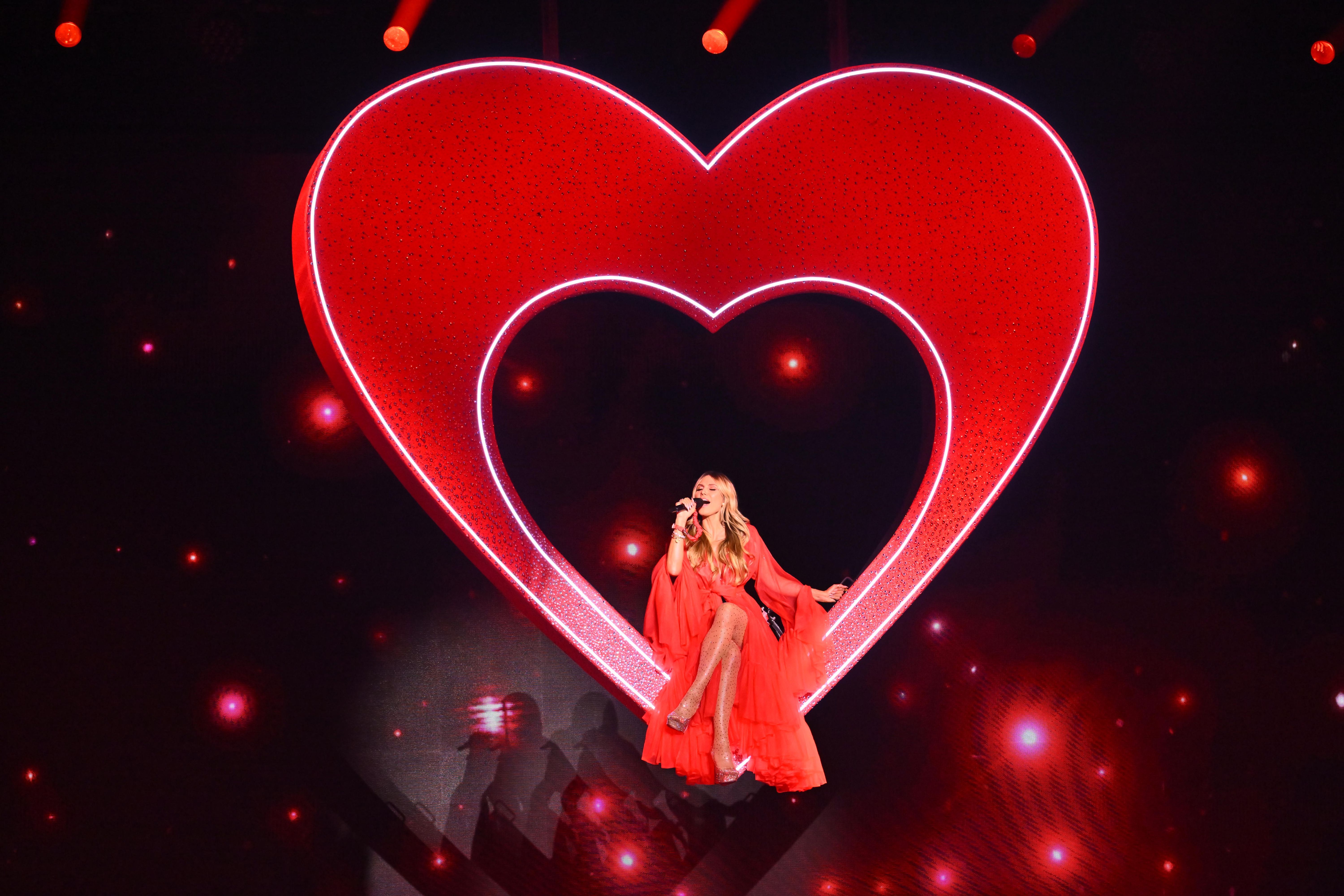 Was für ein Final-Auftakt! Heidi Klum schwebt in die Halle und beginnt zu singen, es sind die ersten Töne von "Show Me Love".