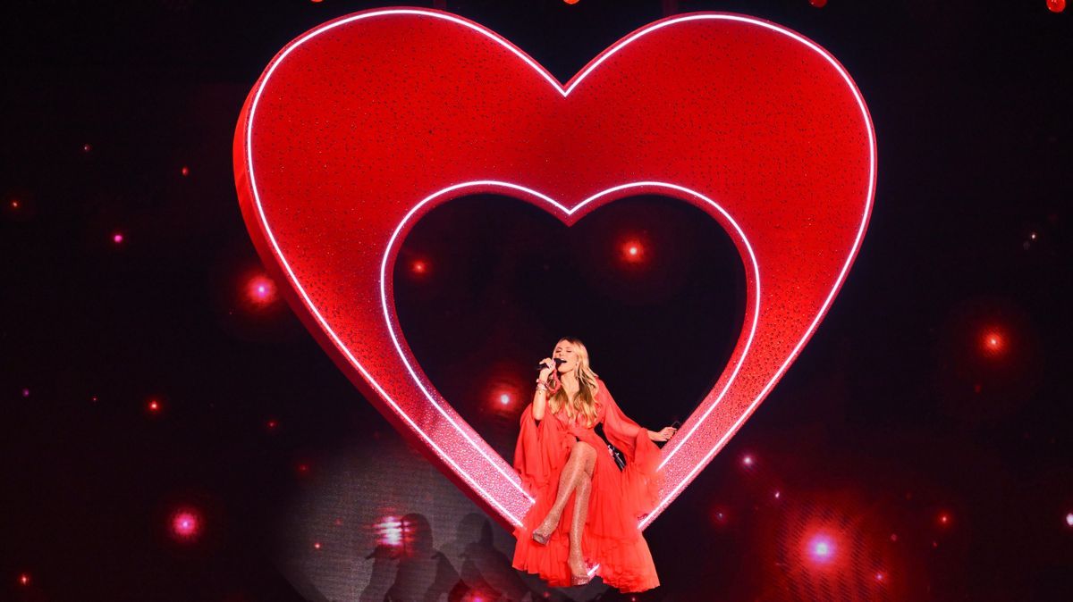 Was für ein Final-Auftakt! Heidi Klum schwebt in die Halle und beginnt zu singen, es sind die ersten Töne von "Show Me Love".