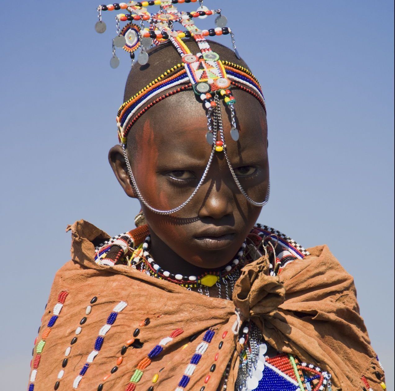 In den weiten Ebenen im Süden Kenias und im Norden Tansanias pflegen die Massai seit Jahrhunderten ihre Hochzeitsrituale. Der Vater der Braut spuckt seinen Segen - mit Milch - auf deren (vorher kahlgeschorenen) Kopf und Brust und spricht dabei die Worte "Möge Gott dir viele Kinder schenken". Danach macht sie sich auf zu ihrem künftigen Ehemann, der von ihren Eltern ausgewählt wurde und meist deutlich älter ist als sie. Umscha