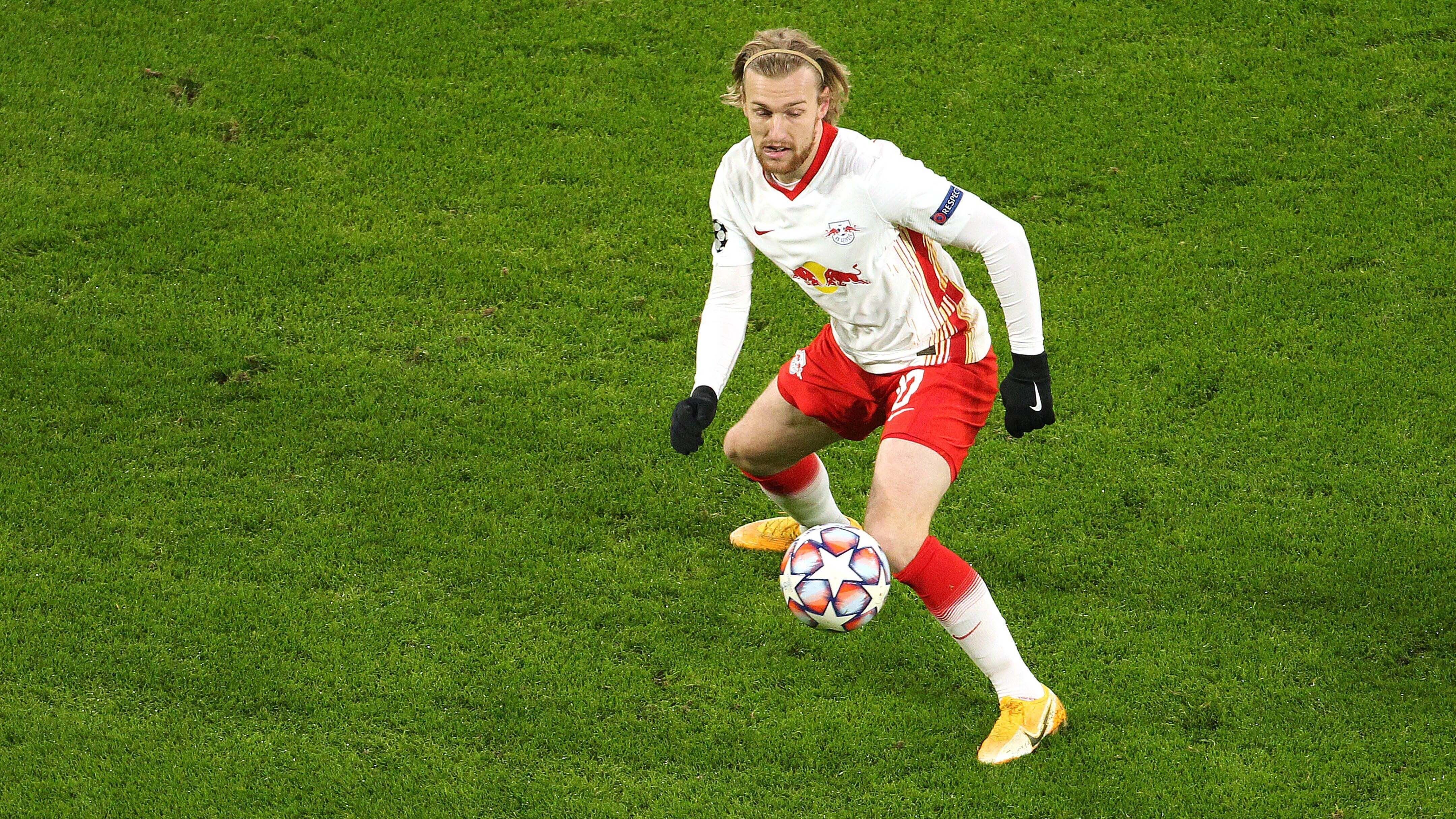 
                <strong>Emil Forsberg</strong><br>
                Sein Schuss streift in der 32. Minute nur knapp am Tor der "Reds" vorbei. Hat die Fäden im Offensivspiel der Leipziger in der Hand, bringt sie in der ersten Halbzeit im letzten Drittel aber zu selten zusammen. Zu oft noch zu zögerlich. Findet auch mit zunehmender Spielzeit keine Lösungen, so dass Nagelsmann reagiert und seinen Spielmacher nach einer Stunde ersetzt. ran-Note: 4
              