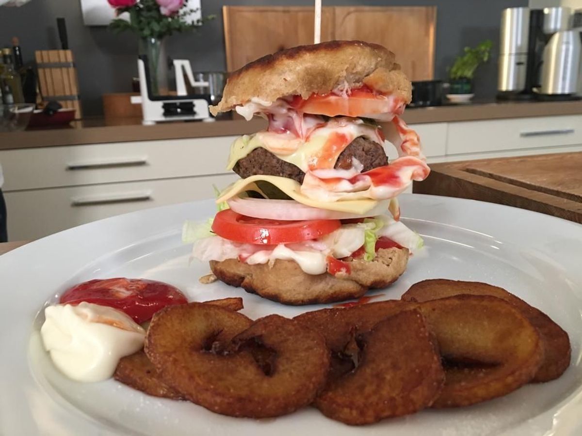 Burger mit Curly Fries