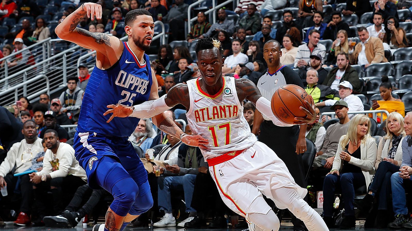 
                <strong>Los Angeles Clippers</strong><br>
                Mit den Draft Picks 12 und 13 hätten die Los Angeles Clippers genau die nötigen Lockmittel, um Atlanta im Zuge des Rebuilds einen Trade von Dennis Schröder schmackhaft zu machen. Die große Frage ist: Besteht von Seiten der Clippers auch Interesse? Einen dynamischen Point Guard mit Zug zum Korb könnte das Team aus LA durchaus gebrauchen. Bei einem begnadeten Passgeber wie Milos Teodosic könnte Schröder aber nicht von einer Rolle als Starter ausgehen. Erschwerend hinzu kommt, dass die Clippers ihr Gehaltsgefüge nicht belasten wollen werden, um in der Free Agency eine Chance auf Stars wie LeBron James oder Kahwi Leonard zu haben.
              