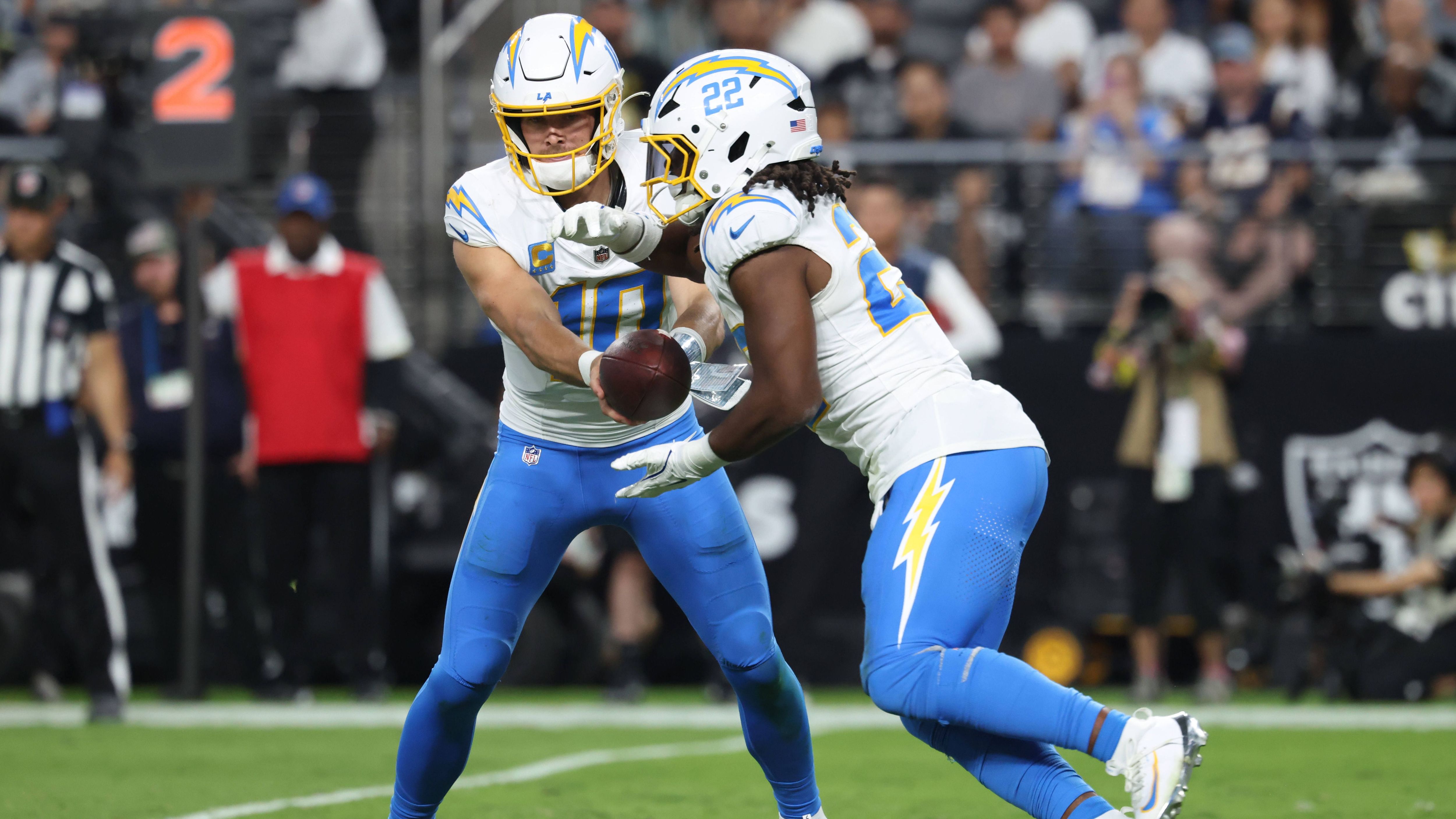 <strong>Najee Harris (Los Angeles Chargers)</strong><br>Bittere Nachricht für die Chargers. Najee Harris fällt wohl den Rest der Saison 2025 aus. Im Spiel gegen die Broncos in Woche drei zog sich der Running Back eine Achillessehnenverletzung zu. Der Sportler verletzte sich ohne Fremdeinwirkung und musste vom Feld getragen werden. Erst sprach die Franchise im Anschluss von einer Knöchelverletzung, korrigierte dies aber wenig später.
