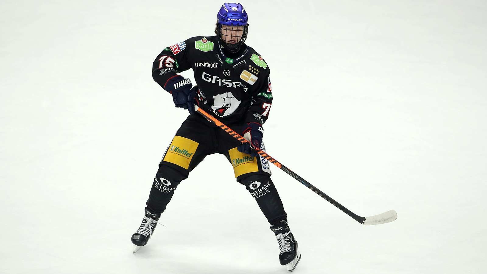 
                <strong>Norwin Panocha (Verteidiger, Eisbären Berlin)</strong><br>
                Panocha ist ein interessanter Two-Way-Verteidiger von den Eisbären Berlin. Der 1,86 Meter große Linksschütze spielte in der abgelaufenen Spielzeit vor allem in der U20 der Eisbären Juniors (42 Spiele, 8-19-27), kam aber auch schon im Herren-Bereich zum Einsatz. So absolvierte er seine ersten fünf Spiele für die Lausitzer Füchse in der DEL2 (0-1-1) sowie seine ersten drei Partien für die Eisbären in der DEL (0-0-0). Hinzu kamen sechs WM-Einsätze in der deutschen U18-Nationalmannschaft (2-1-3). Der in Bayreuth geborene Oberfranke genoss seine Ausbildung in Bayreuth und Berlin, war dazwischen aber auch in der Schweiz aktiv. Das NHL Central Scouting stufte Panocha auf Rang 114 unter den EU-Skatern ein. Er dürfte damit ähnliche Chancen haben wie Brandl.
              