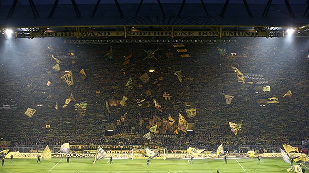 
                <strong>Platz 1: Signal-Iduna-Park</strong><br>
                Platz 1: Signal-Iduna-Park. Das beste Stadion Europas steht laut "Telegraph" in Dortmund. Mit der "Gelben Wand", der Dortmunder Südkurve, können selbst die Fans aus dem Mutterland des Fußballs nicht mithalten. "Kein Wunder, dass Jürgen Klopp weinte, als er Borussia Dortmund verlassen hat", schrieb das Blatt. Rund 81.000 schwarz-gelbe Fans feuern ihr Team bei den Bundesliga-Heimspielen an.
              