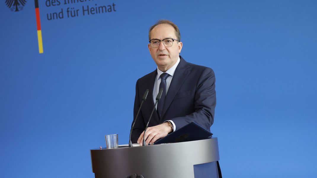 Bundesinnenminister Dobrindt hatte zuletzt mitgeteilt, dass die Radikalisierung jugendlicher Extremisten voranschreite. (Archivbild)
