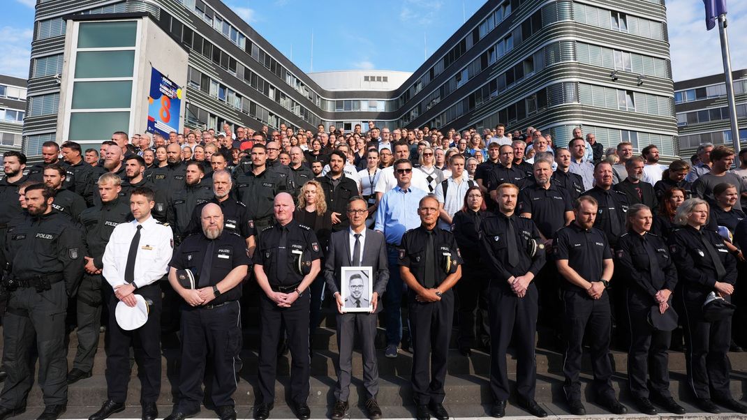 Polizeibeamt:innen in Hamburg erinnern mit einem Foto an ihren in Völklingen erschossenen Kollegen.