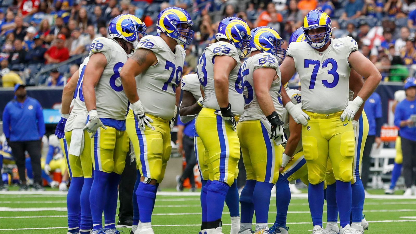 
                <strong>Verlierer: Offensive Line der Los Angeles Rams</strong><br>
                Es war wahrlich kein einfaches Wochenende für die Los Angeles Rams und Quarterback Matthew Stafford. Die Rams verloren zu Hause 16:28 gegen die Tennessee Titans, außerdem unterlag die Offensive Line der Kalifornier im Duell mit dem Passrush der Titans deutlich. Alleine im ersten Drive wurde Stafford zwei Mal gesackt, beide Interceptions des ehemaligen Detroit Lion resultierten aus Drucksituationen der Defense. Insgesamt stand Stafford bei mehr als jedem dritten Dropback unter Druck, so kann man kein Spiel gewinnen.
              