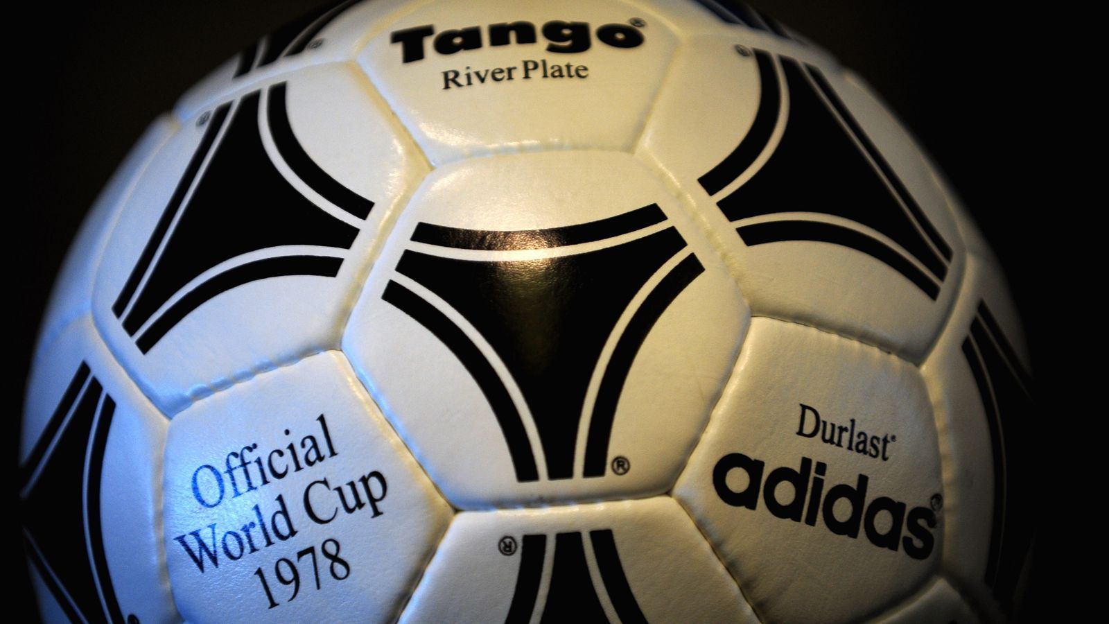 
                <strong>WM 1978 in Argentinien: Tango Riverplate</strong><br>
                Beim Tango Riverplate überraschte adidas mit einer optischen Innovation: So wurden die insgesamt 20 Sechsecke und zwölf Fünfecke mit Triaden bedruckt. Dadurch wurde der Eindruck von zwölf identischen Kreisen vermittelt.
              