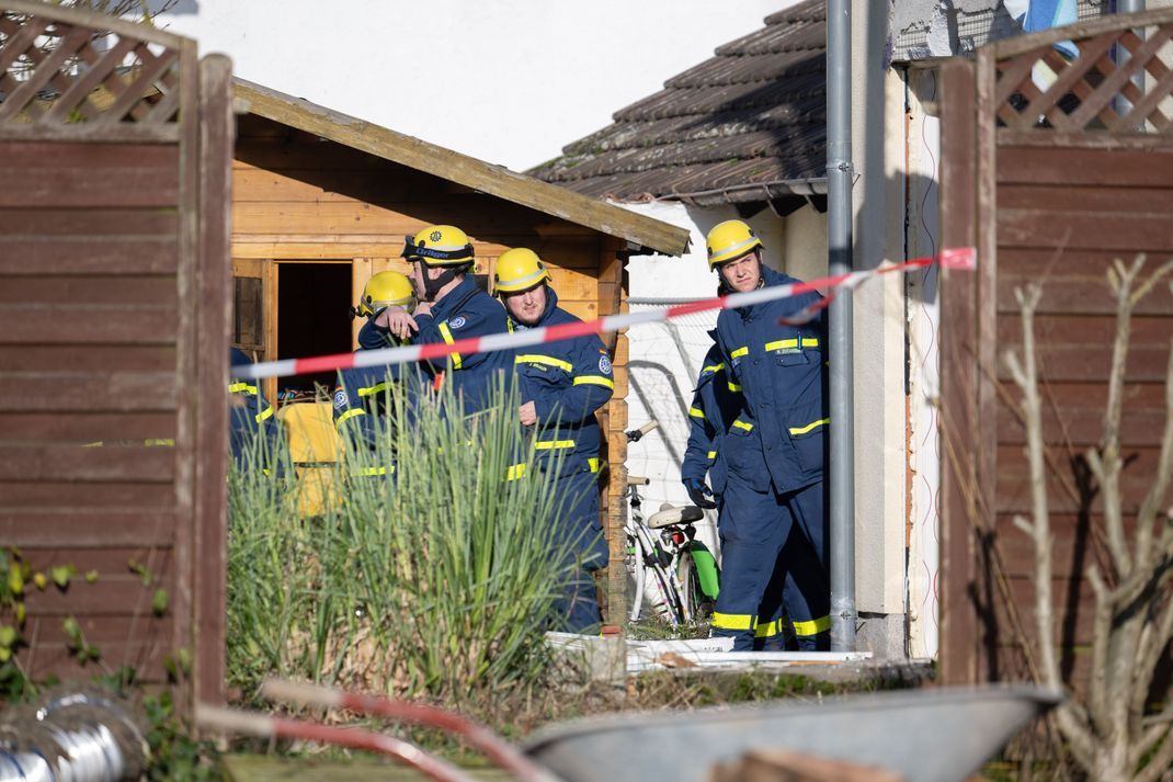 Einsatzkräfte des THW arbeiten an dem beschädigten Haus. Zahlreiche Einsatzkräfte seien im Stadtteil Horchheim vor Ort, teilte die Polizei in Mainz mit. 