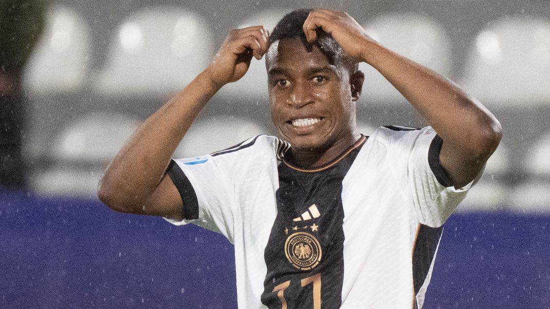 Deutschlands Youssoufa Moukoko nach dem verpatzten Elfmeter gegen Israel.
