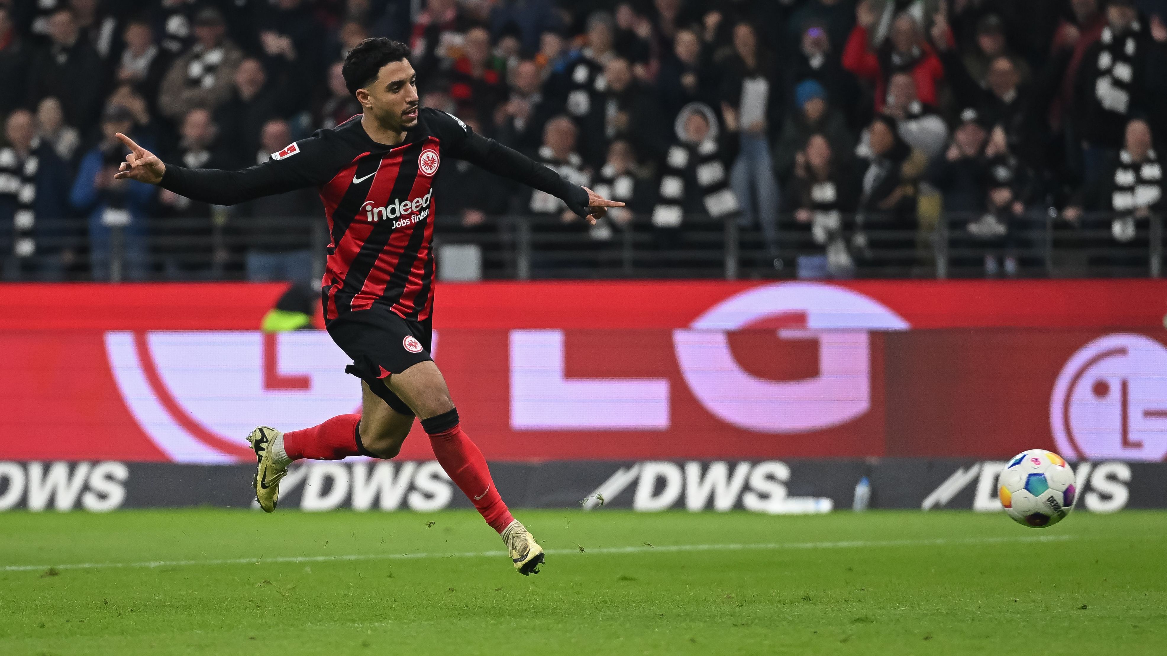 <strong>Platz 8: Eintracht Frankfurt</strong><br>
                • Transfers von anderen Bundesligaklubs: 22<br>• Meiste Neuzugänge von: Bayer Leverkusen (4)