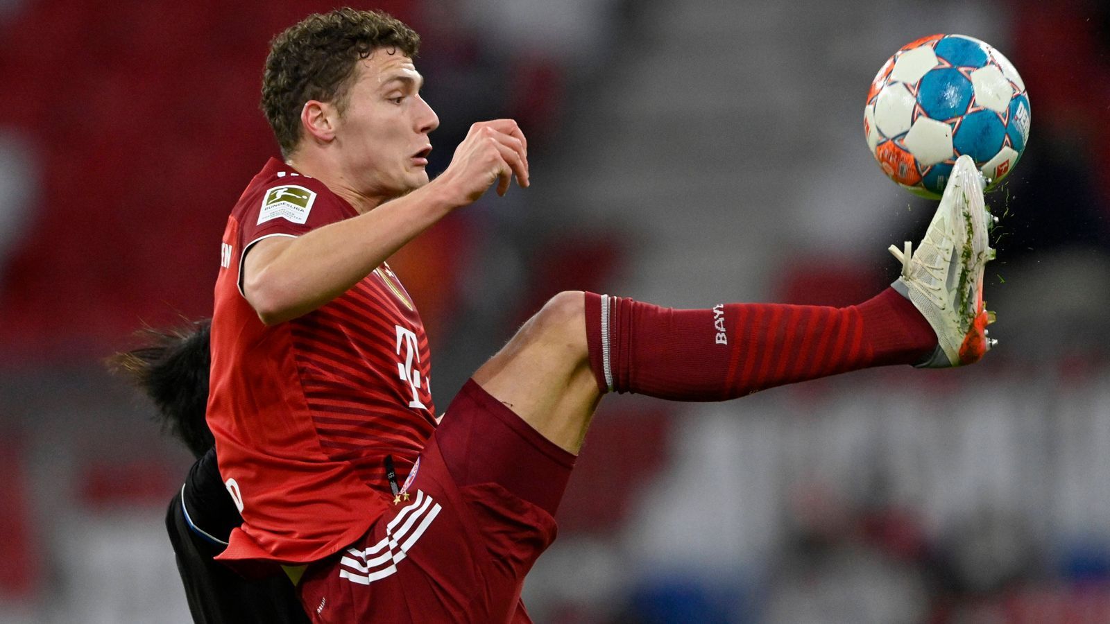 
                <strong>Benjamin Pavard</strong><br>
                Gibt den Rechtsverteidiger in der Dreierkette und braucht wie seine Defensivkollegen einige Minuten, ehe er ins Spiel findet. Ist bei den wenigen Befreiungsschlägen der Arminia aufmerksam. Kocht Okugawa ein-, zweimal nüchtern ab. Liefert jedoch keine Impulse nach vorne. In der zweiten Hälfte sehr unauffällig. ran-Note: 4
              