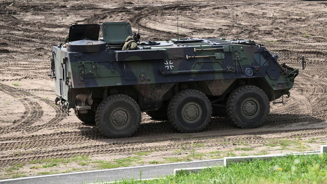 Die Bundeswehr soll modernisiert werden. Den Anfang machen zwei Kriegsschiffe und mehrere Hundert gepanzerte Personentransporter des Typs Fuchs.