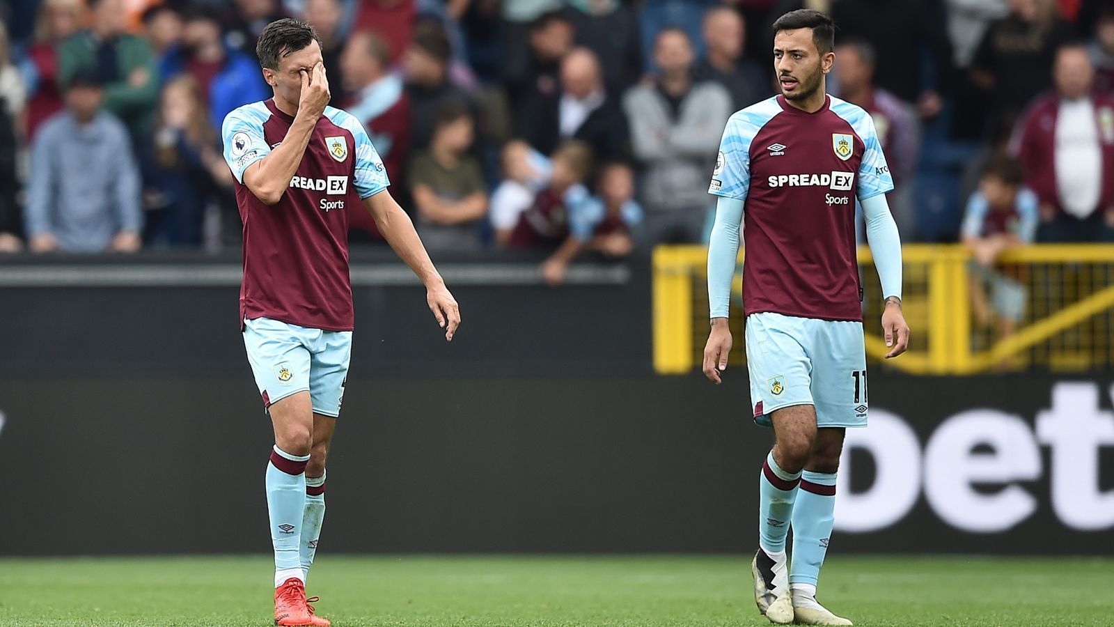 
                <strong>FC Burnley (Premier League/England)</strong><br>
                Der FC Burnley hat mit nur drei Unentschieden aus den ersten sieben Begegnungen den Saisonstart in der Premier League ziemlich in den Sand gesetzt. Vor allem unmittelbar vor der Länderspielpause erhofften sich die Fans Burnleys im Heimspiel gegen das ebenfalls sieglose Schlusslicht Norwich einen Befreiungsschlag, doch es gab ein ernüchterndes 0:0. Nach der Länderspielpause geht es für Burnley auch gleich mit dem wohl härtesten Gegner in der Premier League weiter. Dann bekommt es Burnley auswärts mit Meister Manchester City zu tun. In den zurückliegenden Jahren war für Burnley in diesen Spielen nichts zu holen, es gab seit der Saison 2018/19 nur Niederlagen in den Premier-League-Duellen mit Manchester City.
              