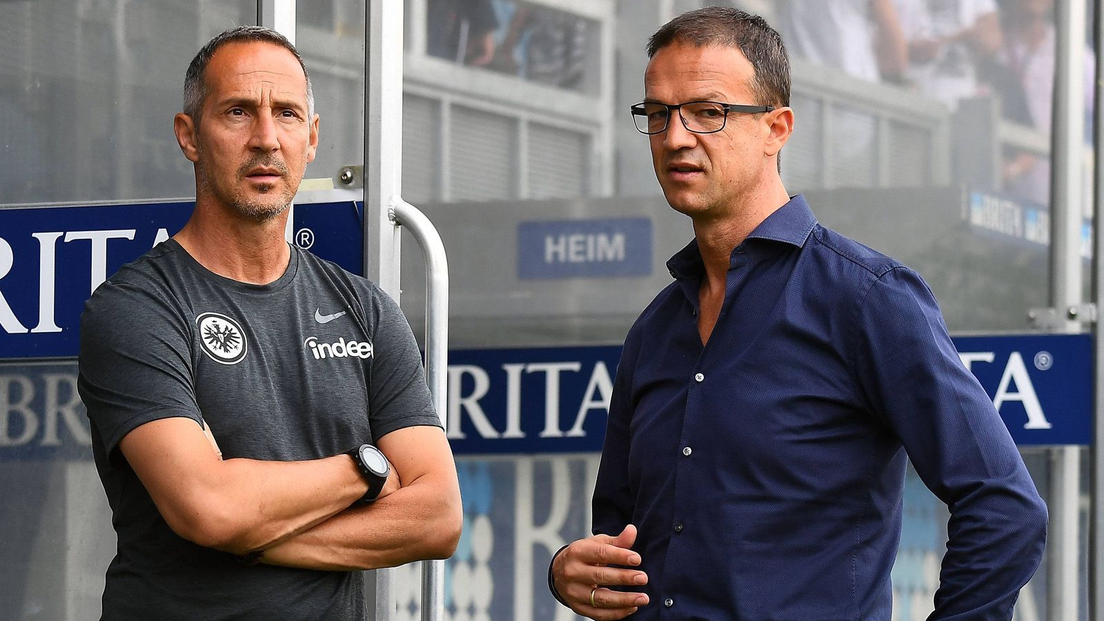 
                <strong>Eintracht Frankfurt</strong><br>
                Ähnlich handhaben es auch Manager Fredi Bobic (rechts) und Trainer Adi Hütter (links) bei Eintracht Frankfurt. Während des Essens und bei Besprechungen gilt ein Handy-Verbot, ansonsten ist den Spielern der Umgang mit dem Smartphone grundsätzlich gestattet.
              