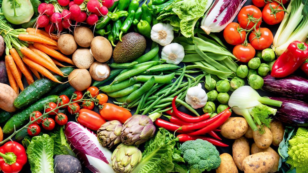 Viele Gemüsesorten sind stark basisch, besonders Spinat, Petersilie, Paprika, Sellerie, Fenchel und dunkle Blattsalate.