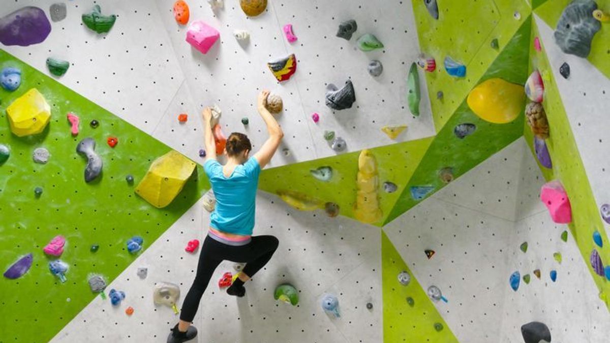 Bouldern in der Boulderhalle - darum geht es beim Klettern ohne Seil