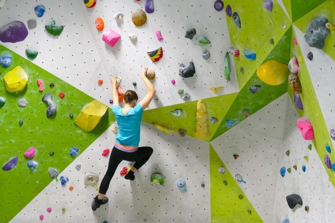 Bouldern in der Boulderhalle - darum geht es beim Klettern ohne Seil