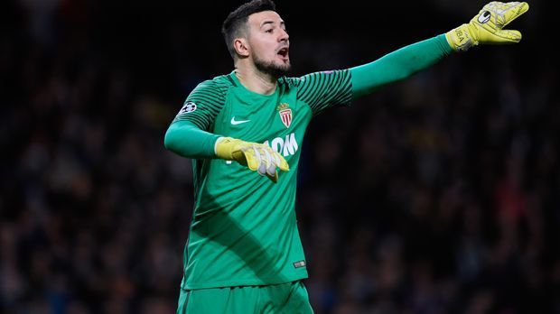 
                <strong>Danijel Subasic (AS Monaco)</strong><br>
                Mit 32 Jahren erlebt Danijel Subasic gerade seine erfolgreichste Saison: Mit Monaco steht er als Stammkeeper an der Tabellenspitze der Ligue 1. Er svchafft es nicht nur in das Ligue-1-Team des Jahres, sondern wird vom Verband UNFP auch als Frankreichs Torhüter der Saison ausgezeichnet. 
              
