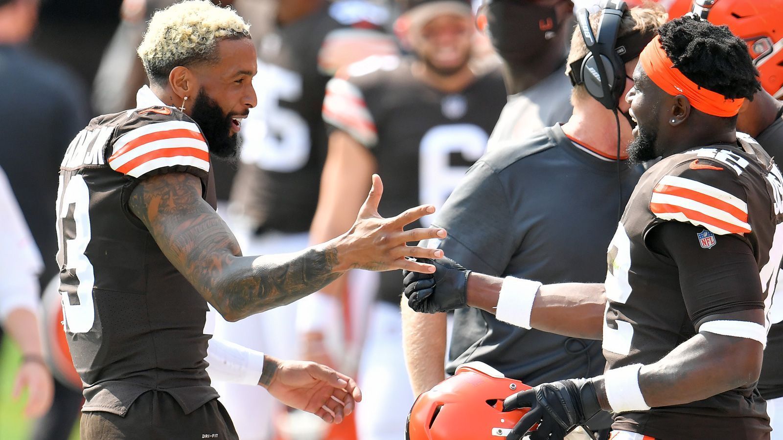 
                <strong>Gewinner: Odell Beckham Jr.</strong><br>
                Odell Beckham Jr. hat keine einfache Zeit hinter sich. Nach seinem Wechsel von den New York Giants zu den Cleveland Browns lief es nicht rund für den Wide Receiver, die ganze letzte Saison war OBJ nur ein Schatten seiner selbst. Immer wieder gab es Trade-Gerüchte. Und dann unterstellte ihm kürzlich eine Porno-Darstellerin auch noch seltsame Vorlieben. Es wurde also Zeit, mal wieder für sportliche Schlagzeilen zu sorgen - und das ist Beckham Jr. nun gelungen. Gegen die Dallas Cowboys erzielte er gleich drei Touchdowns. Nun darf er mit den Browns von den Playoffs träumen. Wird doch noch alles gut für OBJ in Cleveland?
              