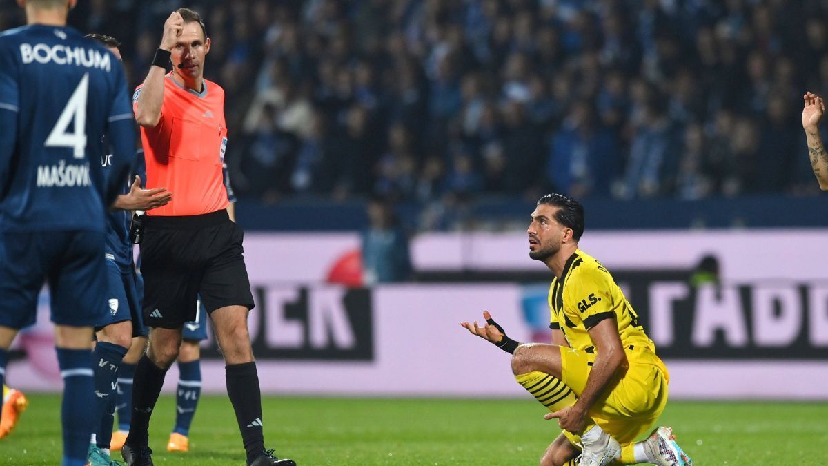 
                <strong>Fehlentscheidung der Saison: Sascha Stegemann</strong><br>
                Bochum empfing Dortmund zum kleinen Revierderby, das als entscheidender Moment in den Meisterschaftskampf in die Geschichte eingehen dürfte. In der 65. Minute hatte Schiedsrichter Sascha Stegemann ein klares Foul des Bochumers Danilo Soares an Karim Adeyemi im Strafraum übersehen - was der Referee hinterher selbst kaum glauben konnte. "Ich hatte es auf dem Platz allerdings überhaupt nicht so gesehen", äußerte Stegemann: "Ich ärgere mich ungemein, fühle mich beschissen." Das Spiel endete 1:1 - und der BVB verlor zwei Punkte, mit denen Dortmund am Ende Meister geworden wäre. 
              