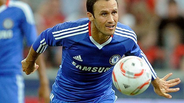 
                <strong>Rechte Innenverteidigung: Ricardo Carvalho</strong><br>
                Ricardo Carvalho (Rechter Innenverteidiger): beim FC Chelsea von 2004 bis 2010. Größte Erfolge mit den Blues: zwei Mal Meister.
              