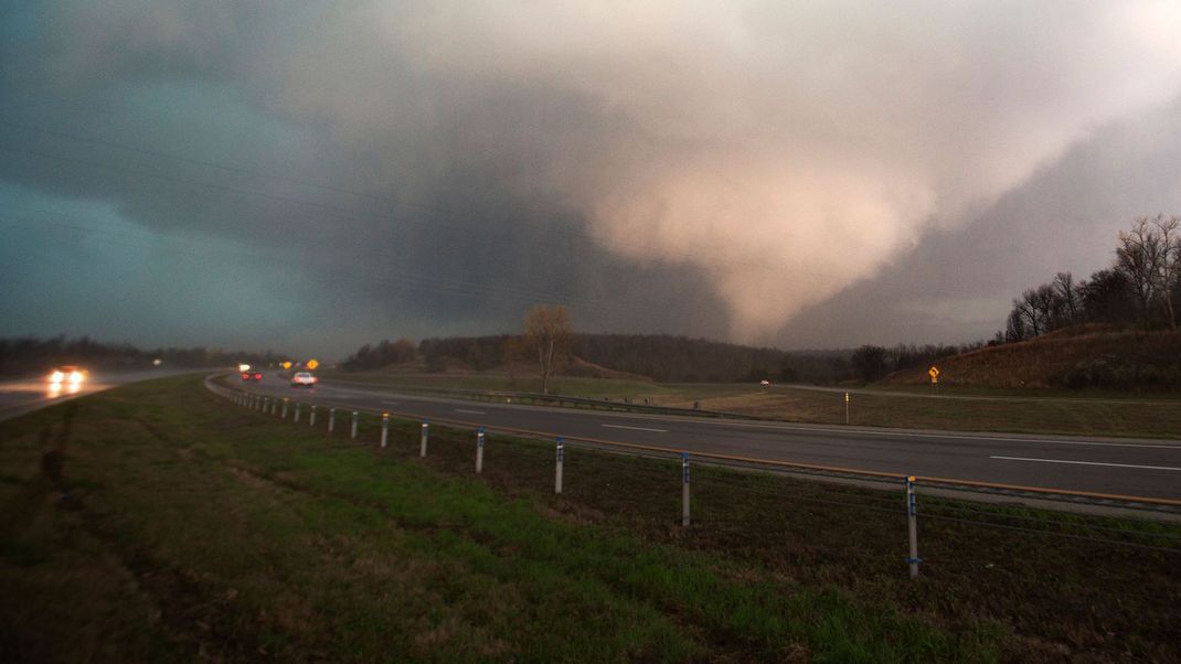 Vergleichsbild: Ein solcher Tornado hat in Slowenien heftige Schäden an Häusern verursacht wie auch zahlreiche Dächer abgedeckt.