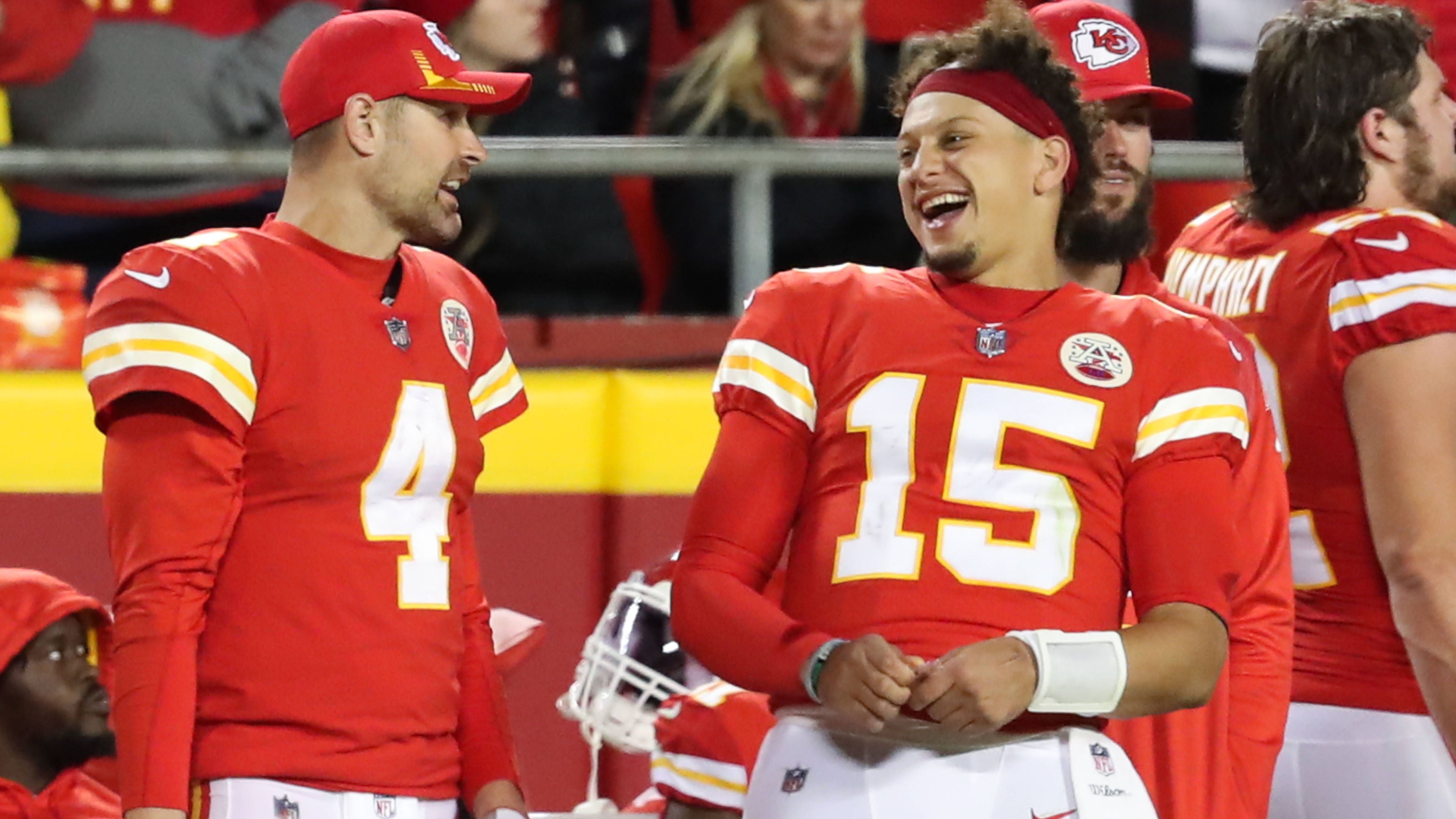 <strong>1. Patrick Mahomes: Stimme wie Kermit - Arm wie eine Kanone</strong><br>Für viele ist er jetzt schon einer der besten Quarterbacks der NFL-Geschichte. Die Zahlen zeigen: Seine Karriere verlief in den ersten sieben Jahren<a data-li-document-ref="490852" href="https://www.ran.de/sports/american-football/nfl/galerien/nfl-patrick-mahomes-und-tom-brady-im-vergleich-die-ersten-karriere-jahre-der-beiden-superstar-quarterbacks-490852"> sogar erfolgreicher als die von Tom Brady.</a> Seine Stimme, die stark an Kermit aus der Sesamstraße erinnert und Mahomes' lockerer Umgang mit Witzen machen ihn auch abseits des Feldes absolut sympathisch.