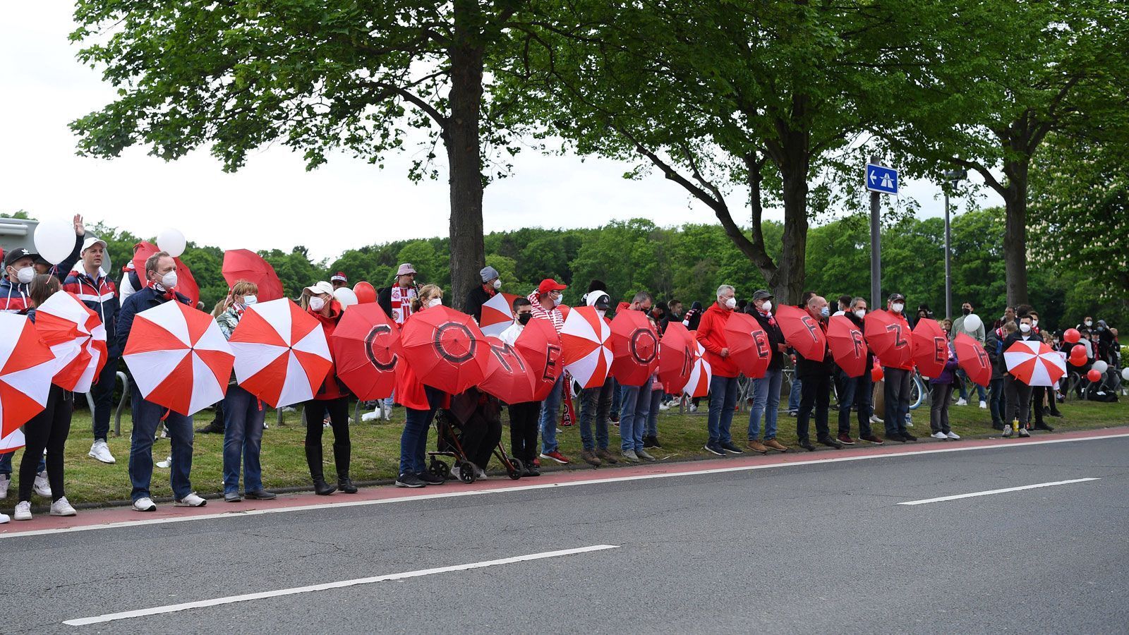 
                <strong>Köln: Choreo auf Regenschirmen</strong><br>
                Die Choreo im Stadion musste zum Saisonabschluss leider ausfallen - dann versammeln sich die FC-Fans eben am Straßenrand.
              