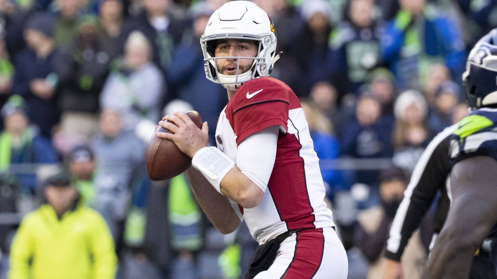 
                <strong>Platz 1: Josh Rosen (Arizona Cardinals/QBR 25,9)</strong><br>
                Er ist der schlechteste Quarterback der Liga nach dem ESPN-Rating. Eine Klatsche, auch weil der Wert mit großem Abstand zum Rest ebenso aussagekräftig wie auch schlicht unterirdisch ist. Er fand als Rookie nie wirklich den Rhythmus, zeigte zu selten, warum ihn die Cardinals 2018 an Nummer zehn ausgewählt haben und machte unter dem Strich zu viele Fehler. Kleiner Trost: Der neue Head Coach Kliff Kingsbury steht zu ihm ("Josh ist unser Mann").
              