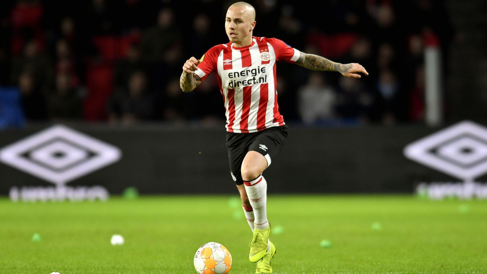 
                <strong>Angelino (verkauft an PSV Eindhoven)</strong><br>
                Mit seinen erst 22 Jahren kam Linksverteidiger Angelino schon sehr weit rum in der Fußballwelt. Über die Jugend von Deportivo La Coruna ging es zunächst nach Manchester und von City aus als Leihspieler unter anderem sogar bis zum New York City FC in die MLS. Im Sommer 2018 hat Angelino aber wohl erstmal eine dauerhafte Heimat gefunden, nachdem die PSV Eindhoven etwas mehr als sechs Millionen Euro Ablöse für den Außenverteidiger auf den Tisch legte - kein schlechter Deal der Engländer für einen Spieler, der nur 97 Minuten (drei Einsätze) für die City-Profis am Ball war. Bei den Niederländern, trainiert von Mark van Bommel, ist Angelino auf Anhieb unumstrittener Stammspieler auf der linken Defensivseite geworden.
              