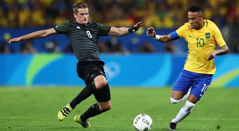 
                <strong>Lars Bender (Bayer 04 Leverkusen)</strong><br>
                Der Gewinn der Silbermedaille bei den Olympischen Spielen in Rio hat für Lars Bender leider einen leicht bitteren Nachgeschmack: Im Finale gegen Brasilien zog sich der 27-Jährige eine Kapselverletzung des Innenknöchels im rechten Sprunggelenk zu. Damit fehlt der Kapitän von Bayer 04 Leverkusen zum Auftakt der Bundesliga. Bender muss mindestens zwei Wochen pausieren - genauso wie ... 
              